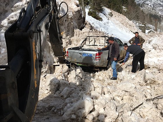 Üzerine çığ düşen kamyonetten yara almadan kurtuldular