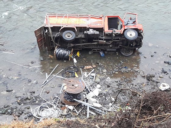 Giresun'da kamyonet dereye devrildi: 1 ölü, 2 yaralı