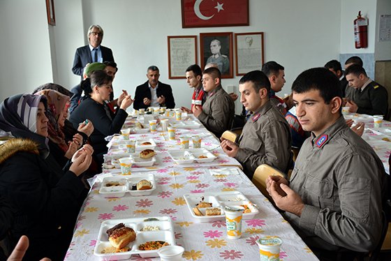 Köylü kadınlar yemeğini Mehmetçikle yedi