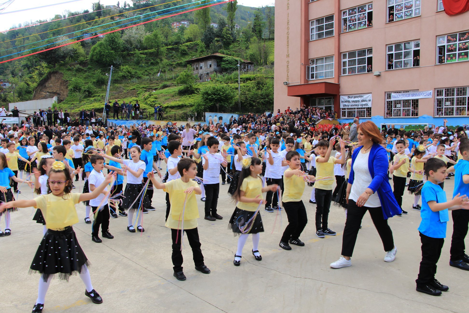 23 Nisan özel programı çayda sabah vakıflar ilkokulu öğrencileri