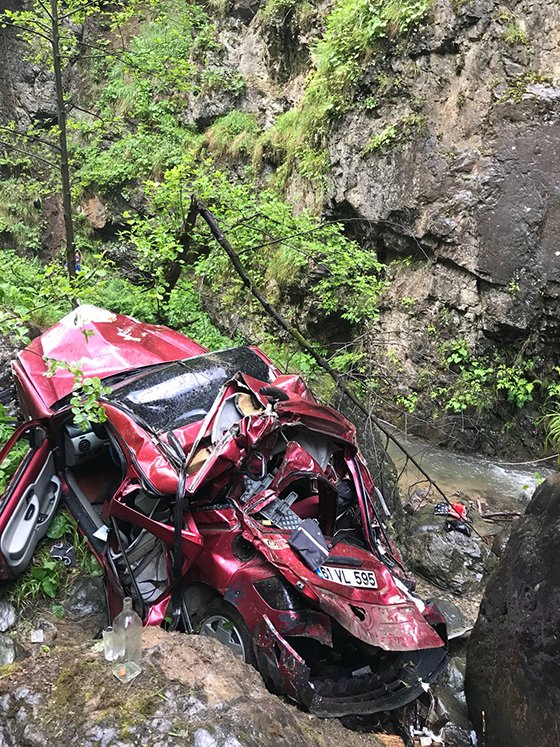 Dereye yuvarlanan otomobilin sürücüsü kayıp