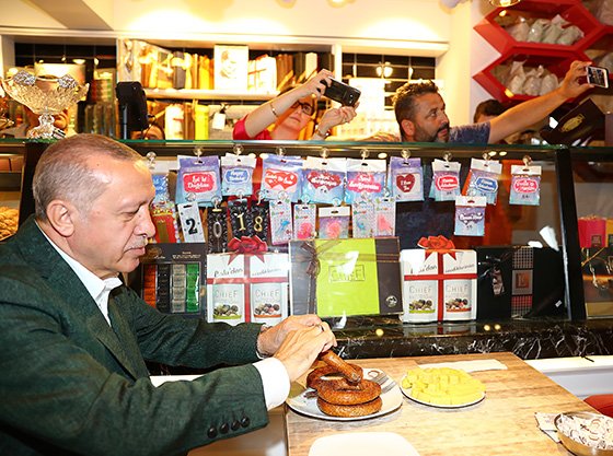 Cumhurbaşkanı Erdoğan Samsun'da Simit Yedi Çay İçti
