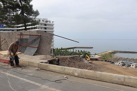 Trabzon'da kaldırım çöktü