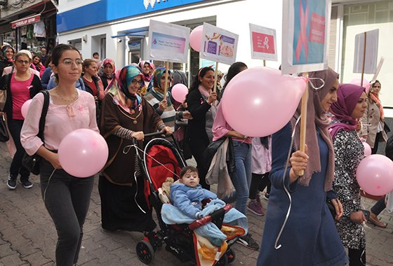 Artvin'de meme kanseri farkındalık yürüyüşü düzenlendi