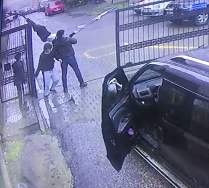 Ordu'da bir çocuk demir kapıda asılı kaldı