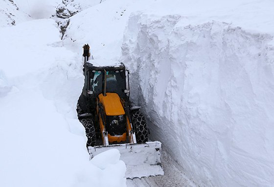 Çığ düşen yolda kar yüksekliği 10 metreye ulaştı