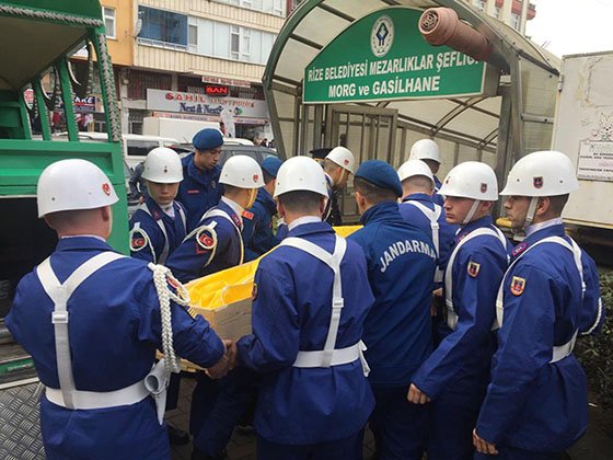Ev iznine çıkan er 6. kattan düşerek hayatını kaybetti