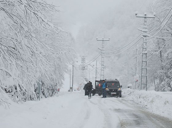 Tüm yurdu etkisi altına alan kar yağışı Rize'de de yaşamı zorlaştırıyor.