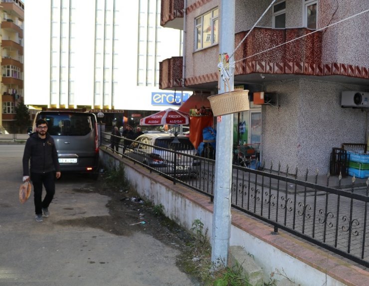 Rizeli, dairesi ile bakkal arasına teleferik hattı kurdu