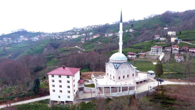 Rize'de Cami ve kurs binasının altından yol geçiyor