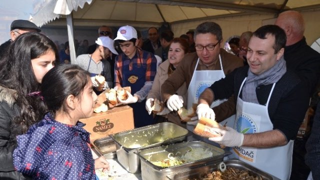 Ümraniyede 6 ton hamsi dağıtıldı