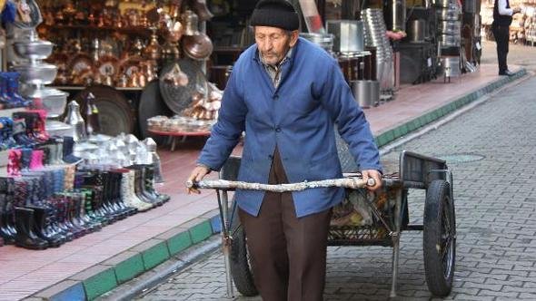 Rize'de 40 yıldır, 2 tekerlekli el arabasıyla yük taşıyor
