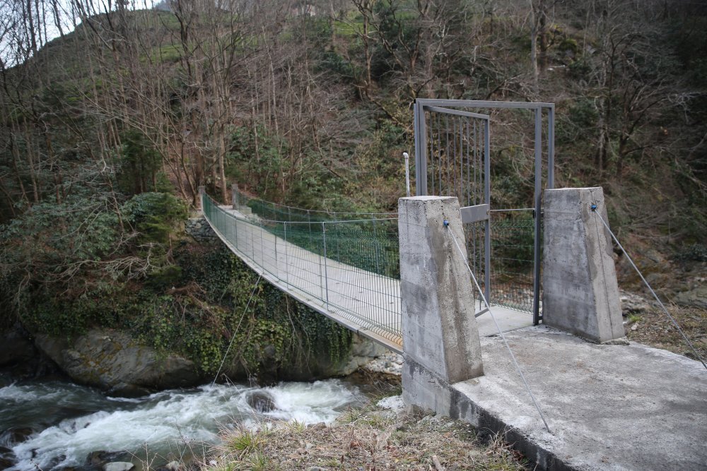 RİZE'DE ANAHTARI OLMAYAN KÖPRÜDEN GEÇEMİYOR