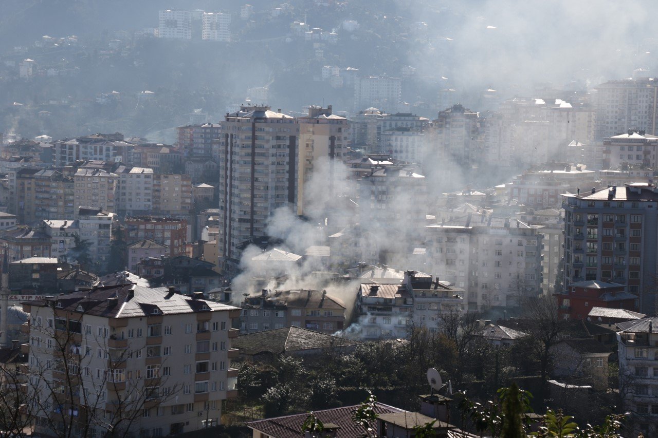 RİZE MERKEZDE ÇIKAN YANGINA İTFAİYE EKİPLERİ ANINDA MÜDAHALEDE BULUNDU