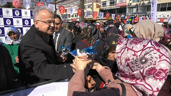 8 Mart Dünya Kadınlar Günü Çiçek Dağıtımı Gerçekleştirildi