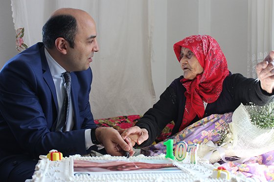107 yaşındaki Feriye nineye doğum günü sürprizi
