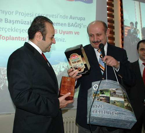 Sarkozy’e Anzer Balı Ve Rize Çayı