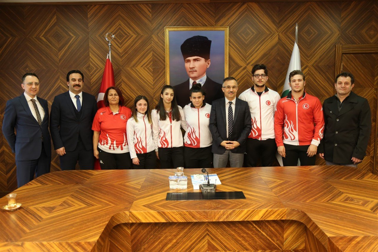 Vali Çeber, Şampiyon Sporcuları Makamında Ağırladı