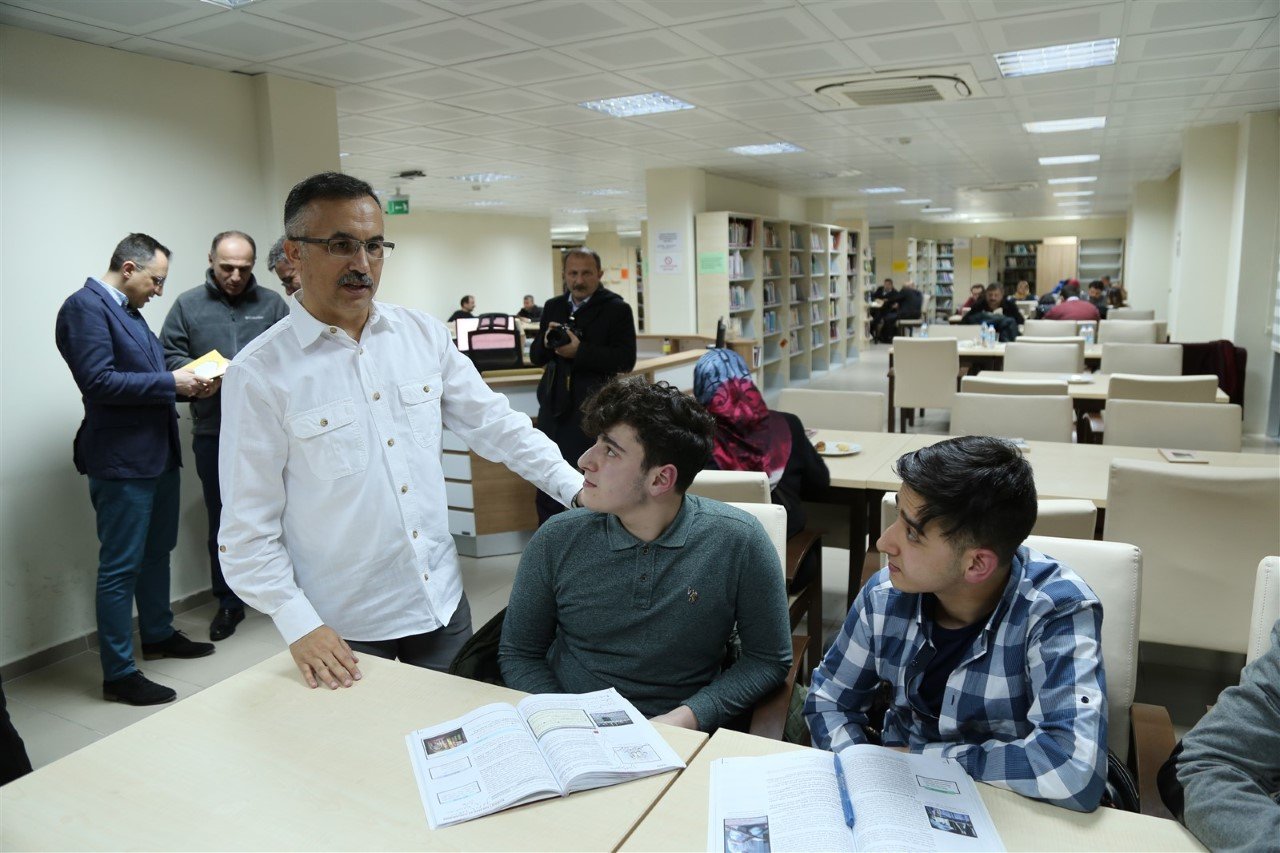 Vali Çeber, Akşam Saatlerinde Rize İl Halk Kütüphanesini Ziyaret Etti