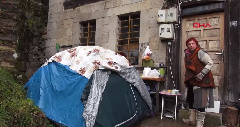 Rize'de Paylaşılamayan 182 yıllık konağın önüne kurduğu çadırda yaşıyor