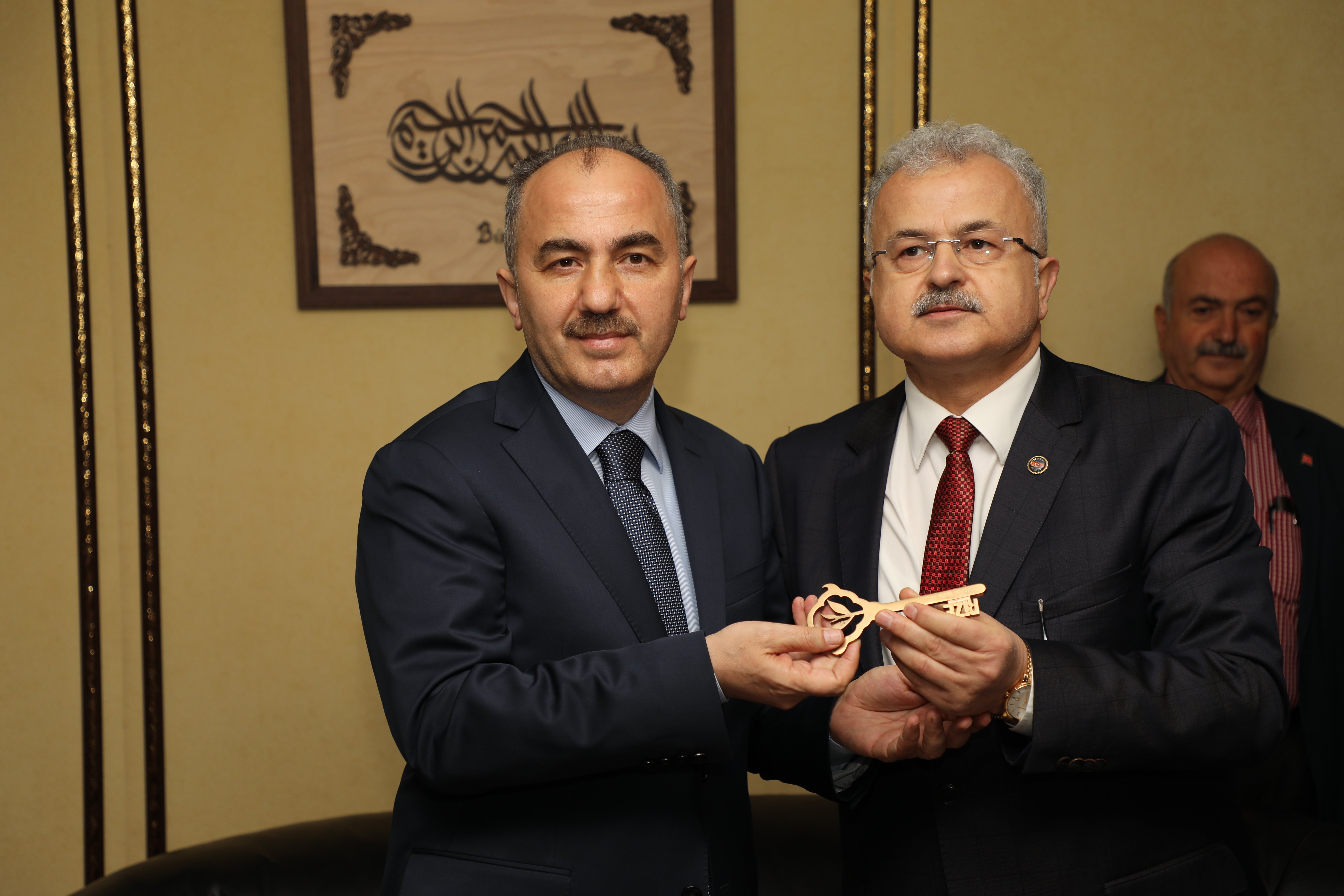Rize Belediye Başkanı Metin mazbatasını aldı
