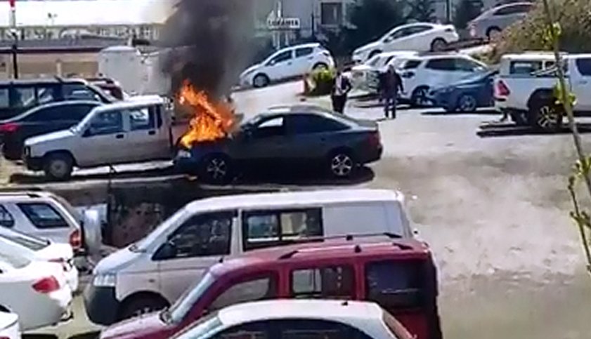 RİZEDE OTOPARKTA ARABA FECİ ŞEKİLDE YANDI