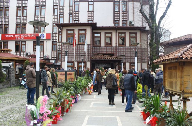 Çervatoğlu Tebrik için gönderilen çiçekleri sattı