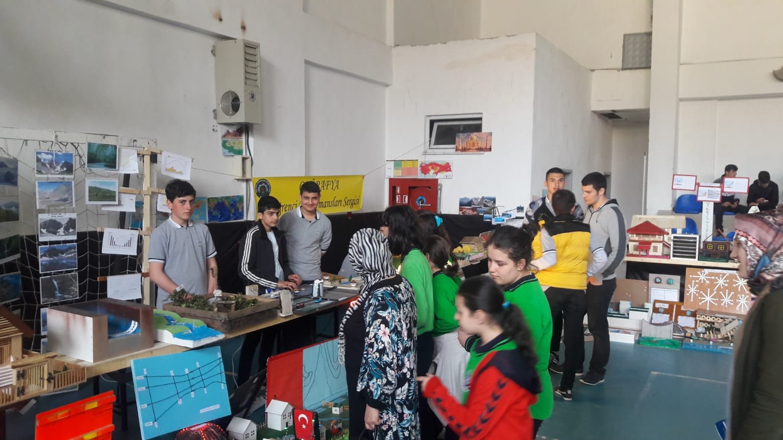 Rize İMKB Mesleki ve Teknik Anadolu Lisesindeki Tubitak 4006 Fuarına Büyük İlgi