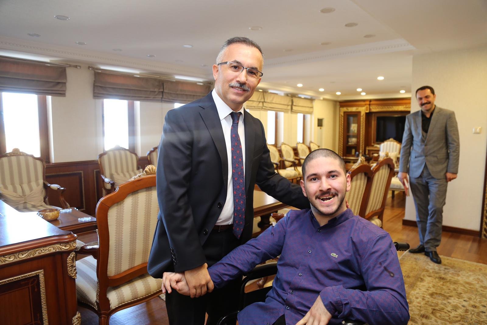 RİZE VALİSİ ÇEBER'E SOSYAL MEDYADAN ULAŞAN ENGELLİ GENÇ VALİLİK MAKAMINDA