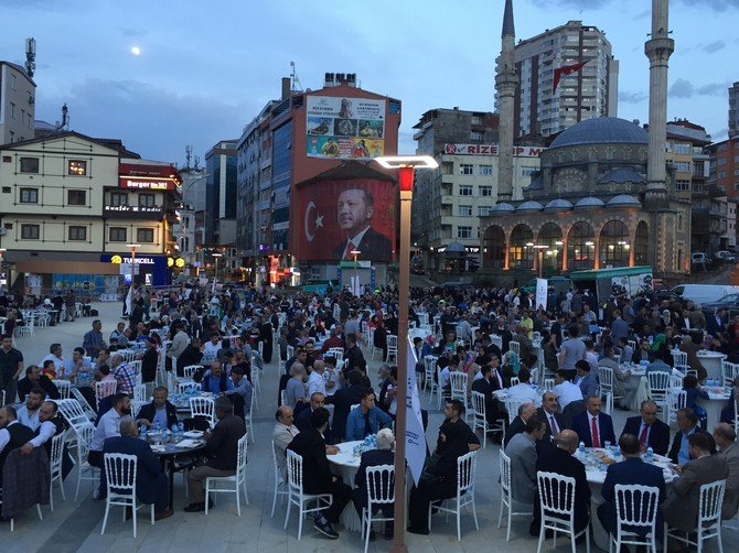 Rize TÜMSİAD'dan Meydanda 1500 Kişilik İftar Programı Düzenlendi
