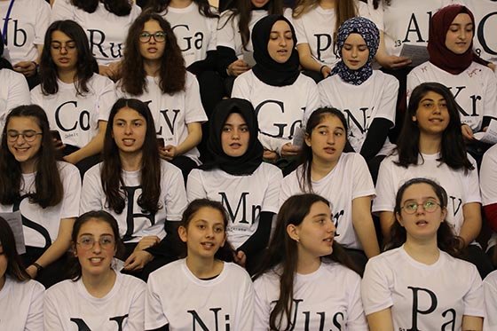 Elementleri şarkı söyleyerek öğreniyorlar