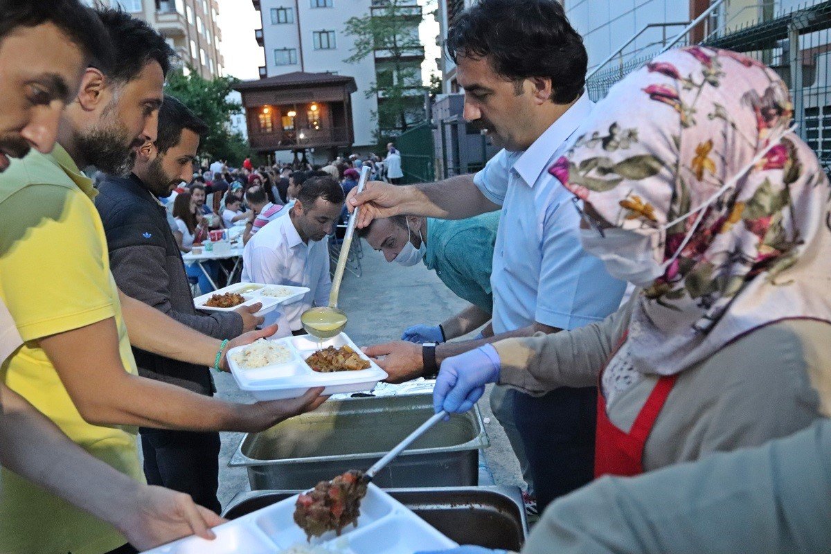 Gençlik Spor çalışanları iftarda bir araya geldi