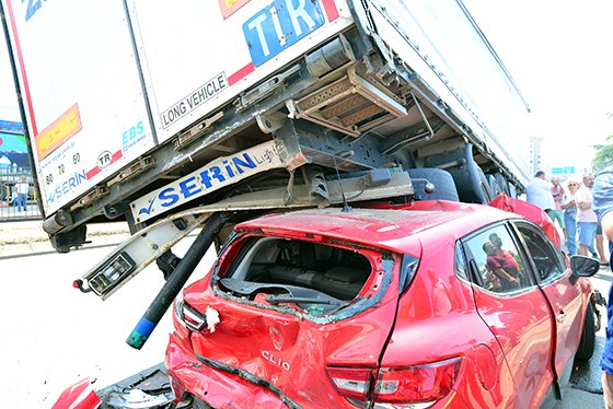 Trabzon'da otomobil tırın altında kaldı: 3 yaralı