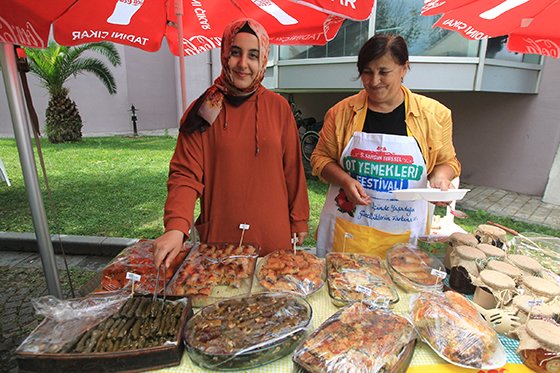 Doğadan topladıkları 96 çeşit otla yemek yaptılar