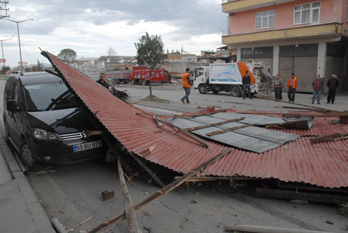 Samsun'da Şiddetli Rüzgar Çatı Uçurdu
