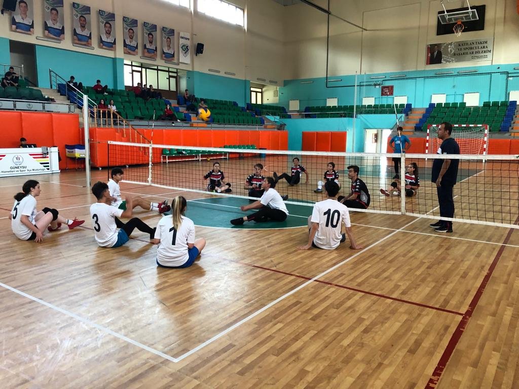RİZE'DE OTURARAK VOLEYBOL TURNUVASI DÜZENLENDİ