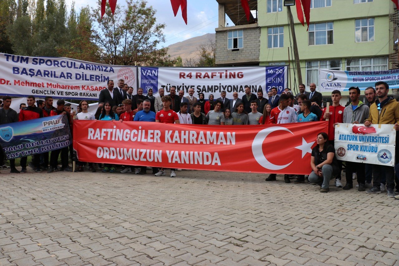Türkiye Şampiyonasında Raftingcilerden Asker Selamı