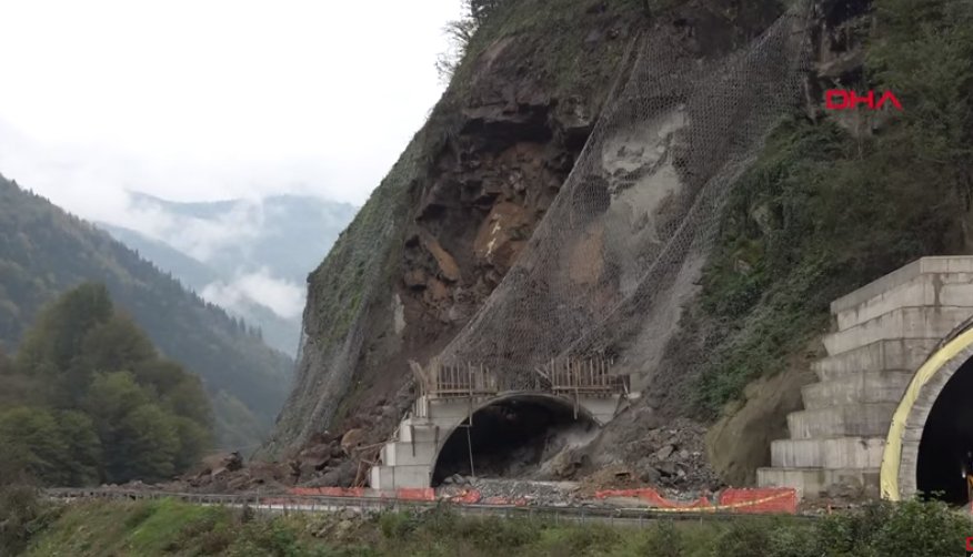 Uzungöl yolunda heyelan; ulaşım kontrollü sağlanıyor