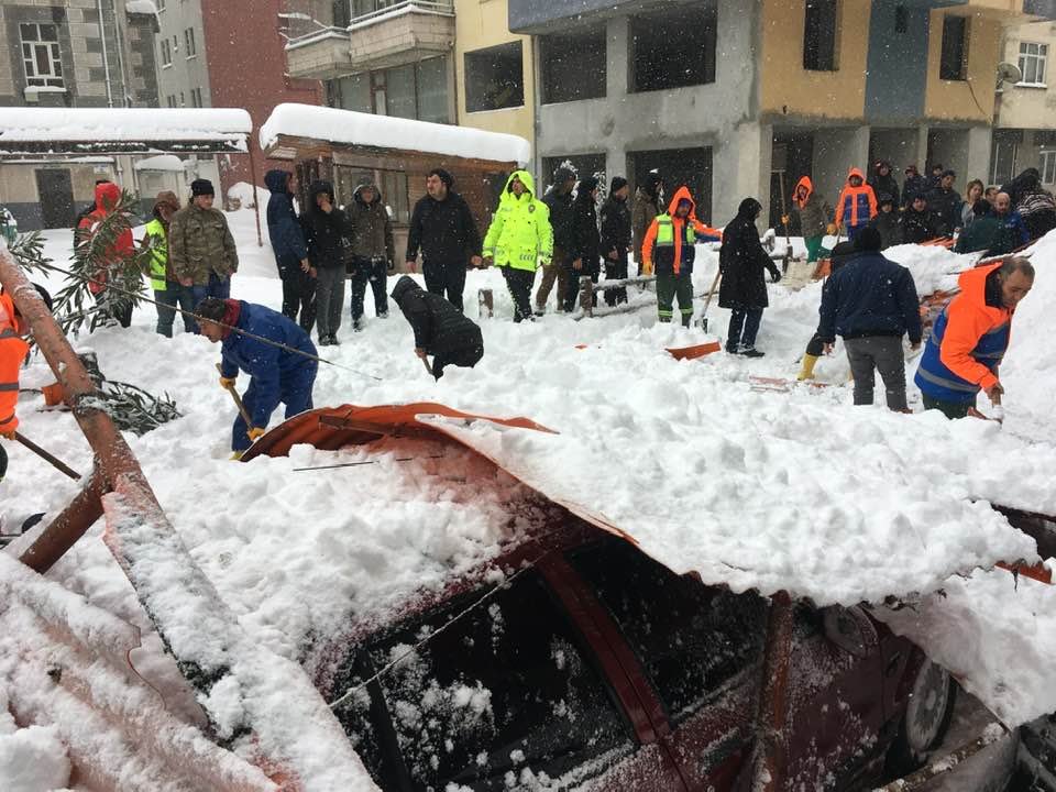 ARHAVİ'DE PAZAR YERİ ÇÖKTÜ , YARALI VAR