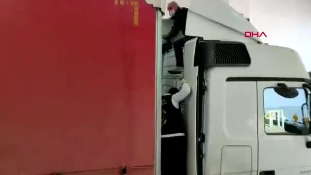 Sarp Sınır Kapısında TIR' ın üzerinde sınırı kaçak geçerken yakalandı
