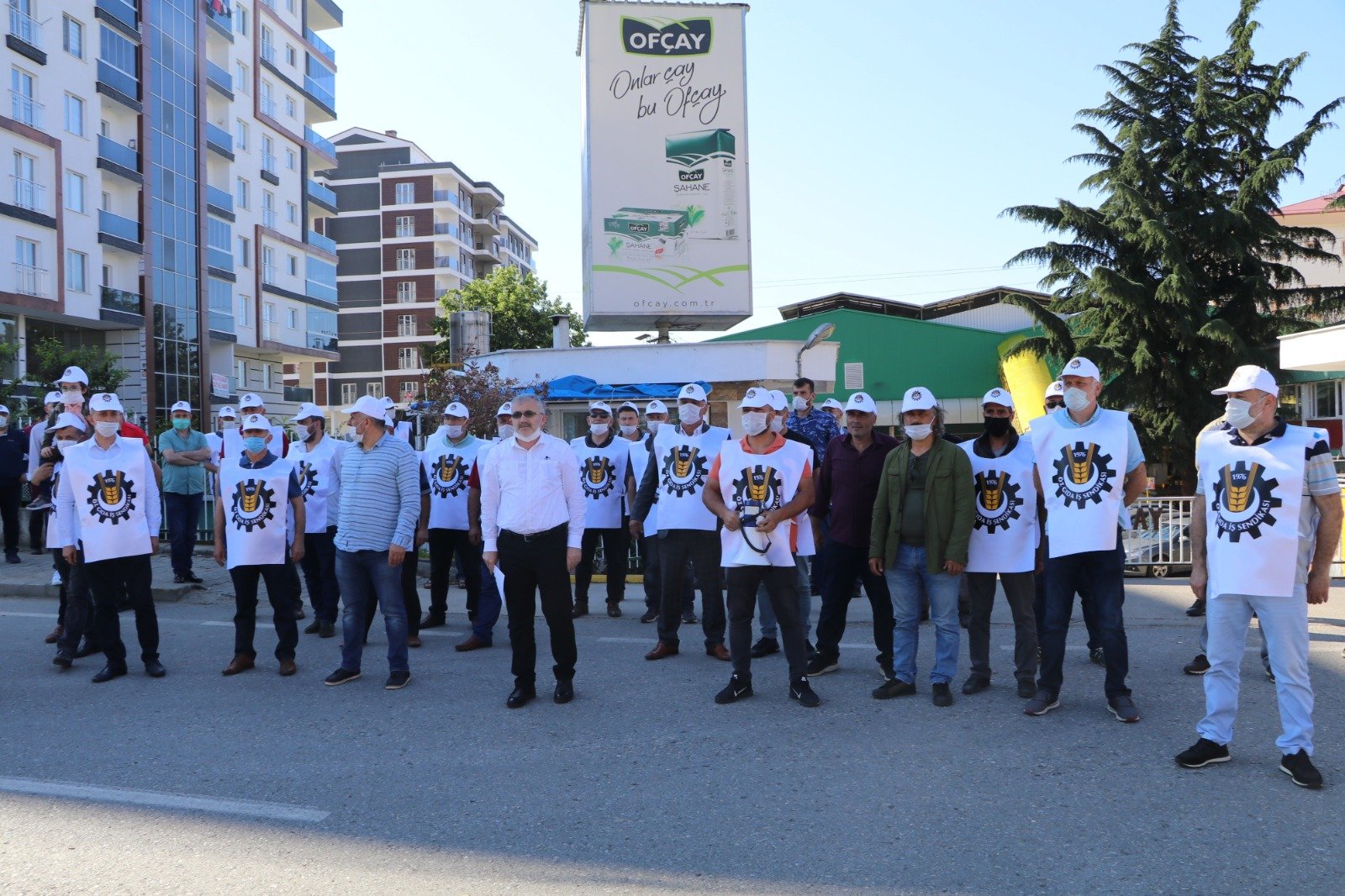 RİZE'DE SENDİKALI İŞÇİLERİ İŞE ÇAĞIRMADILAR , İŞÇİLERDE EYLEM YAPTI