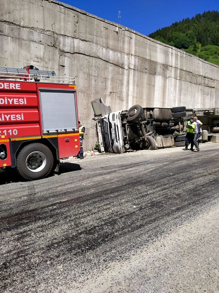İKİZDEREDE İRAN ÇAYI TAŞIYAN TIR KAZA YAPTI, 1 ÖLÜ 1 YARALI