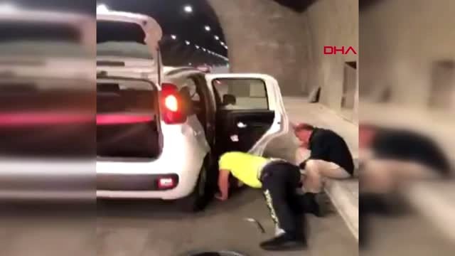 Trabzon'da Otomobilinin lastiği patlayan engellinin yardımına polis koştu