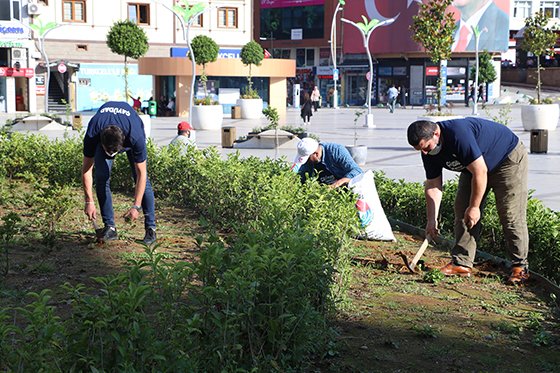 Basın açıklamasına uğurlu gelen meydandaki bahçeyi restore ettiler