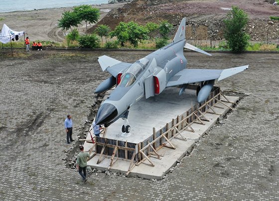 F4 Fantom Savaş Uçağı Rize’ye Kondu