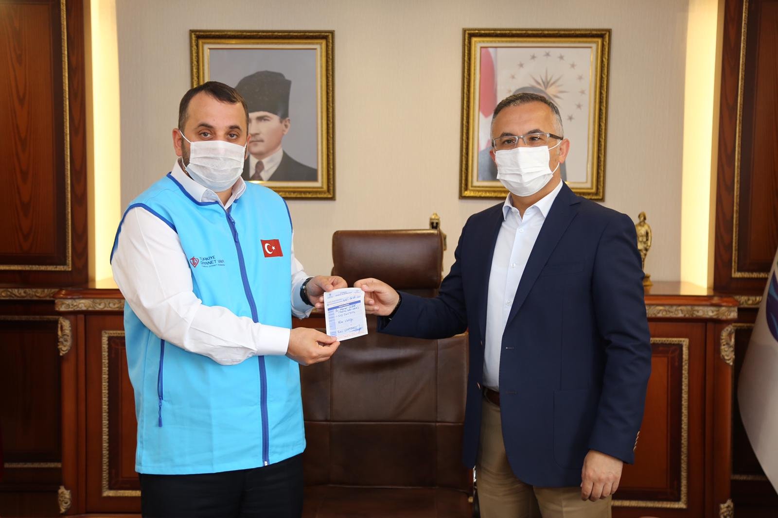 İlk bağış Vali Kemal Çeber’den geldi