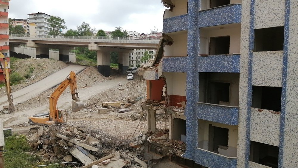 Çöktü denilen binanın altında kaldığı söylenen operatör konuştu