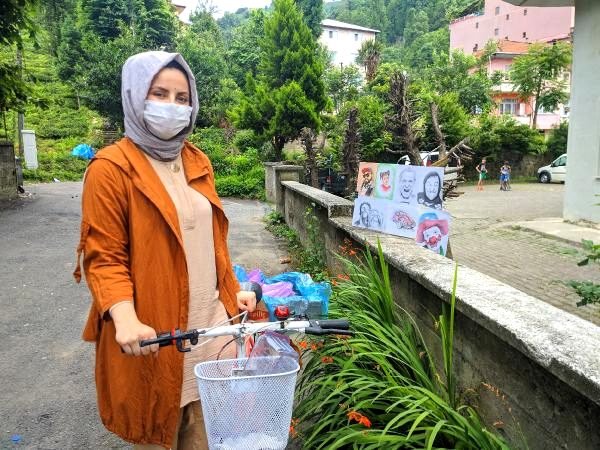 Mama karşılığında portre çiziyor, sokak hayvanlarını besliyor