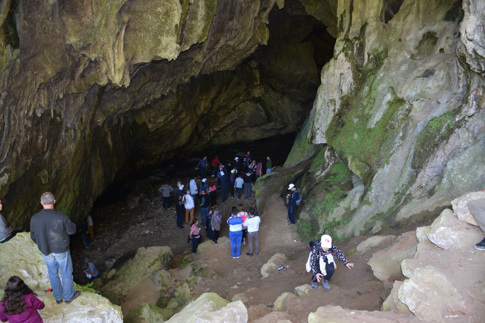 Binlerce Yıllık Tarihiyle Çayır Mağarası Turistlerin İlgisini Çekiyor