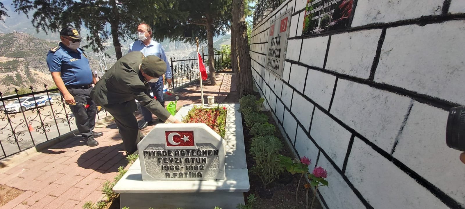 Artvin Valisi Doruk, Şehit Kabirleri ve Ailelerini Unutmadı